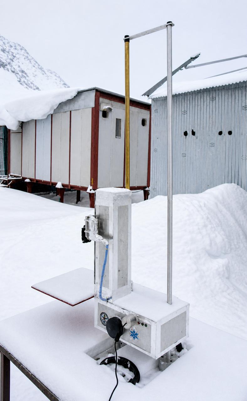 Telemetry data transceiver module with antenna